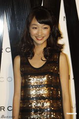 组图：周冬雨闪亮小洋装看秀 心情大好微笑放电