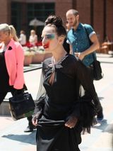 组图：LadyGaga中空秀八字奶 脸上涂鸦鬼魅十足