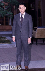 组图：允儿亮相《总理和我》公开拍摄笑颜如花