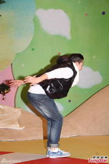 高清图：马塞尔-越会香港粉丝 劈腿空翻展身手