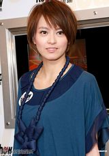 高清组图：梁咏琪录节目秀裙装 蓝色挂饰抢眼