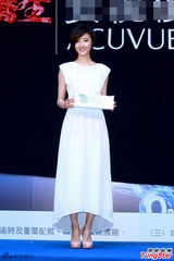 组图：桂纶镁长裙亮相代言优雅文静