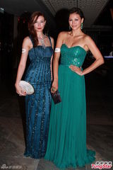 组图：赵式芝再陷同性情 与杨如芯亲密携手亮相