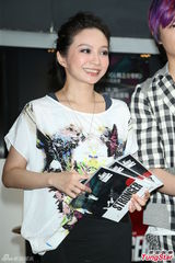 组图：阿沁升格当作家 F.I.R年底出新专辑