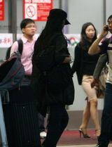 组图：汤唯返京现身机场 风衣仔裤有文青范儿