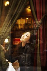 高清组图：孙萌巴塞罗那温情写真 展现知性气质