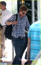 组图：哈利王子发福头顶稀疏 格子衫牛仔裤随性