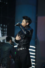 组图：TOP榜歌手祈福雅安 李宇春获全能艺人