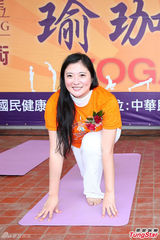 组图：《痞子英雄2》将拍 蔡岳勋陪老婆练瑜伽