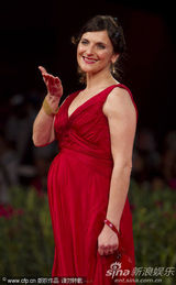 《后事》首映 女星泽格斯挺大肚与导演恩爱现身(图)