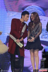 组图：许志安现身颁奖礼未戴婚戒春风满面