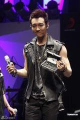 组图：王野发片秀肌肉 母亲带家常菜抵京支持