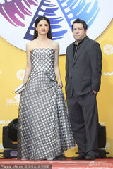 组图：伍仕贤携爱妻现身 龚蓓苾抹胸裙热情挥手