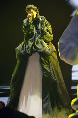 高清图：萧敬腾个唱边唱边跳 另类造型吸睛