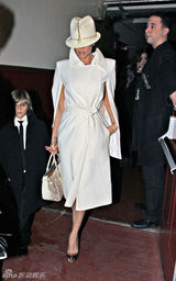 幻灯图集：维多利亚一身白衣 带两儿子看音乐剧