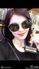 组图：王诗龄手拿“年度宝宝”小金人甜笑