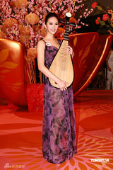 幻灯图集：熊黛林华美礼服亮相 表演优美花灯舞 