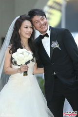 组图：张震大婚献吻娇妻 亲手为新娘提裙摆