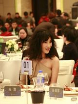 组图：陈燃裸色长裙优雅显婀娜气质