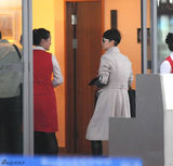 组图：海清墨镜风衣独自现身机场显明星范儿