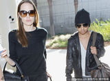组图：朱莉与养子同返洛杉矶 全黑装扮酷劲十足
