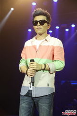 组图：方大同抱病开唱嗓音哑 张悬青峰手机传情