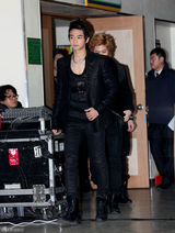 组图：韩国人气男组合SHINee首次开个唱