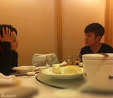 组图：林申低调探班李沁疑穿情侣装热聊