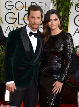 组图：马修-麦康纳墨绿西装走红毯 与粉丝互动