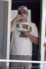 幻灯图：莱昂纳多与女友度假 旧爱重燃亲昵依偎