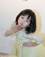 组图：钟丽缇携爱女蕾丝礼服亮相 小萝莉送飞吻