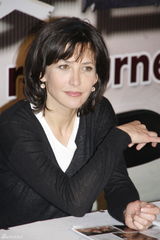 高清图：苏菲玛索上海宣传新片 跳上椅子供记者拍照