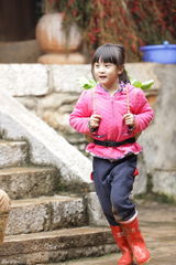 组图：爸爸去哪儿第六期海量图 萌宝帅爸卖菜忙