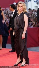 高清图：《傀儡》首映 凯瑟琳-德纳芙大派香吻