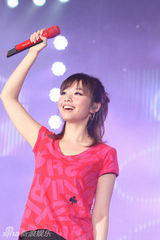 幻灯组图：张靓颖携手王铮亮唱游江苏