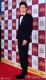 组图：金南珠获奖落泪 宋仲基文彩元成最佳搭档