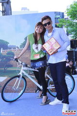 组图：罗志祥走访台北拍摄MV 介绍旅游咨询