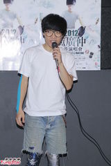 组图：卢广仲唱响香江 带歌迷“燃烧卡路里”