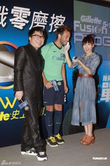 组图：乐瞳赞球员卢比度男人味足 害羞为其涂剃须膏