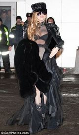 组图：Lady Gaga透视蕾丝装爆乳 嘟香肠嘴扮性感尤物