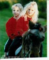 组图：泰勒童年清纯萌照 胖小鸭蜕变美天鹅