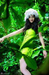 组图：女星韩雯雯冬日写真曝光化身绿色精灵