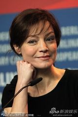 《孤儿》发布会全女子兵阵容 导演马里-库特泽微笑