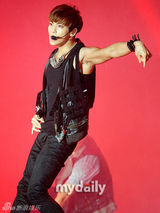 组图：EXO-K等热唱音乐会 Kara具荷拉秀美背翘臀