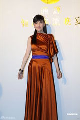 组图：周慧敏优雅亮相名流晚宴 穿长裙隐约秀美腿