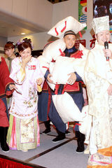 幻灯图：无线福将欧阳震华力挺新剧 收视高将裸奔