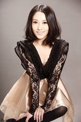 组图：赵芊羽演绎黑白双色写真