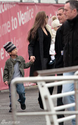 幻灯图：朱莉皮特现身威尼斯 全家秀帽子争做潮人