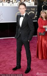 组图：群星闪耀红毯 暮光女拄拐海瑟薇优雅