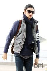 组图：韩团SHINee素颜现身机场 睡眼惺忪